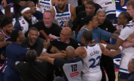 开云体育投注-快船、森林狼球员为争夺篮球发生冲突，伦纳德：看，打架了